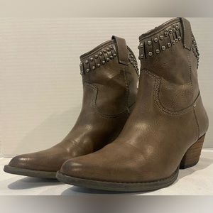 VERY VOLATILE Lunet Western Studded Taupe Heeled Ankle Bootie Women’s Size 9